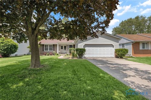 864 Maple Ln, Waterville, OH, 43566-1127 | Card Image