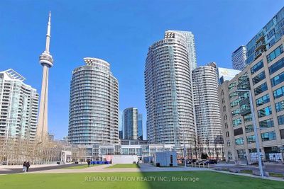 803 - 218 Queens Quay W, Condo with 1 bedrooms, 2 bathrooms and 1 parking in Toronto ON | Image 2