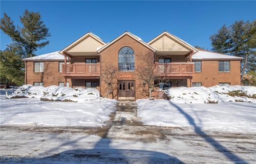 8621 Scenicview Dr, Broadview Heights, OH, 44147-3489 | Card Image