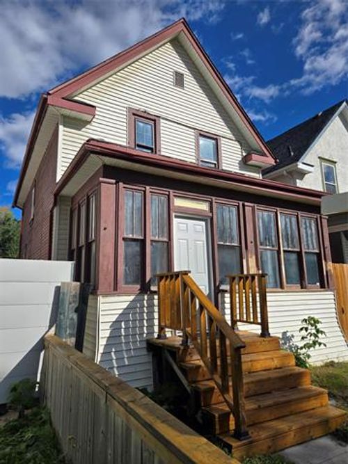 381 Victor St, Winnipeg, MB, R3G1P8 | Card Image