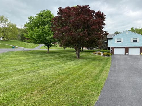 9 Lisa Dr, Highland, NY, 12528-2209 | Card Image