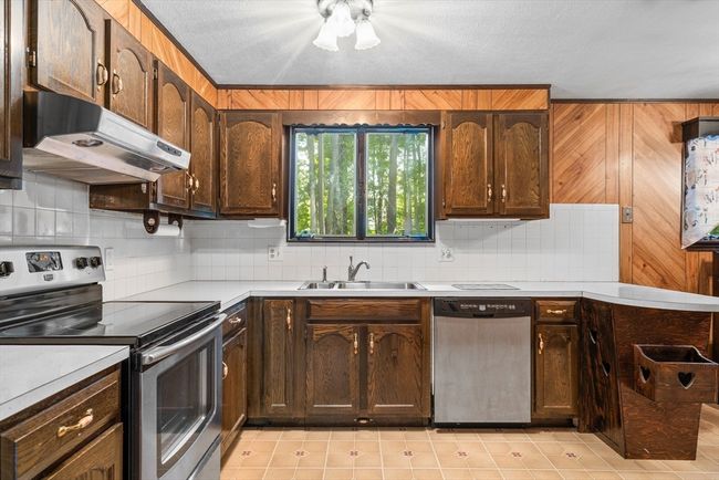6 Simmons St, House other with 3 bedrooms, 1 bathrooms and 8 parking in Assonet MA | Image 8