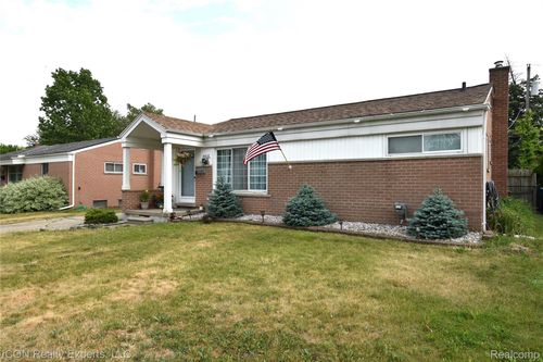 4438 Holmes Dr, Warren, MI, 48092-1745 | Card Image