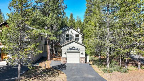 55630 Wagon Master Way, Bend, OR, 97707-2229 | Card Image