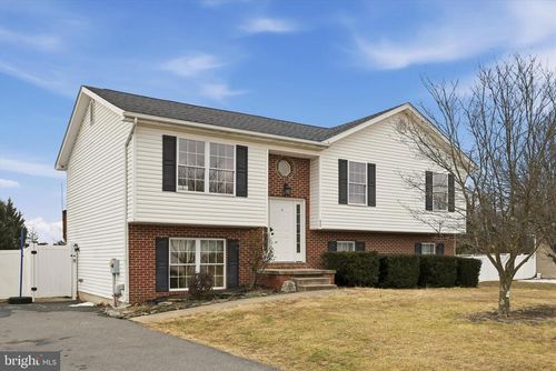 60 Paragon Dr, Bunker Hill, WV, 25413-3564 | Card Image