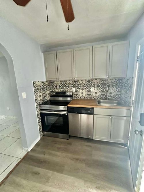 22-23 Se 12th St, Dania Beach, FL, 33004-4370 | Card Image