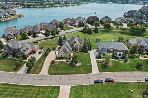 10511 Stoney Point Dr, South Lyon, MI, 48178-8052 | Card Image