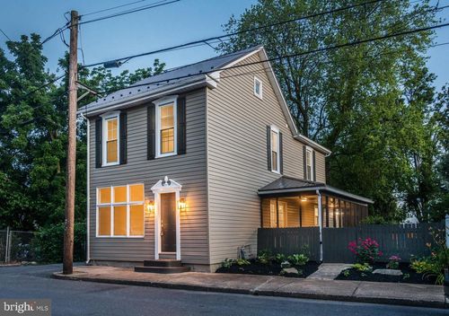 122 W North St, WAYNESBORO, PA, 17268-1240 | Card Image