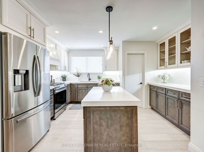 220 Beechy Dr, House attached with 5 bedrooms, 2 bathrooms and 3 parking in Richmond Hill ON | Image 7