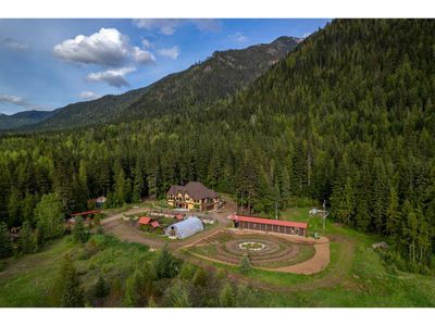 8751 6 Highway, House other with 7 bedrooms, 3 bathrooms and null parking in Silverton BC | Image 2