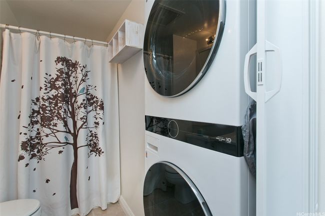 Primary Bathroom-Washer/Dryer | Image 23