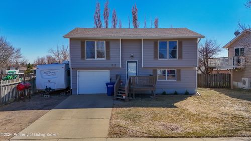 811 22nd St W, Dickinson, ND, 58601-2720 | Card Image