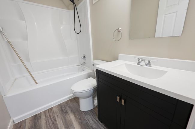 Upstairs Bathroom | Image 18