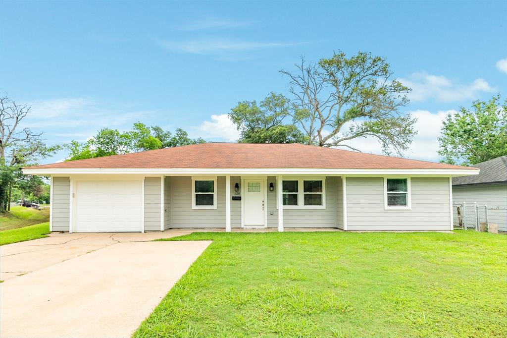 120 Holly Street, For Sale in Lake Jackson Zoocasa