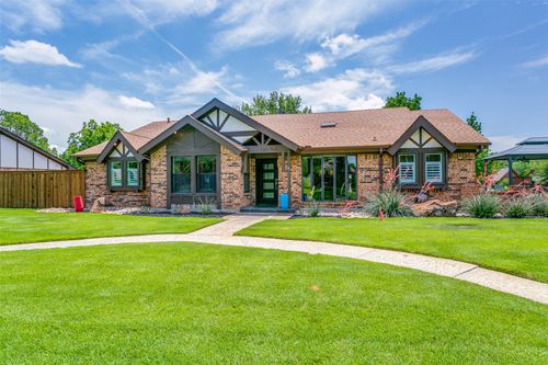 121 E Louella Dr, Hurst, TX, 76054-3742 | Card Image