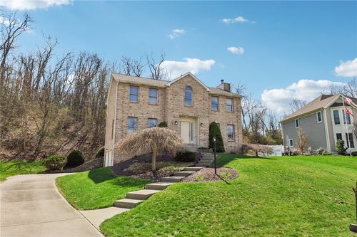365 Cobblestone Cir, Mc Kees Rocks, PA, 15136-1081 | Card Image