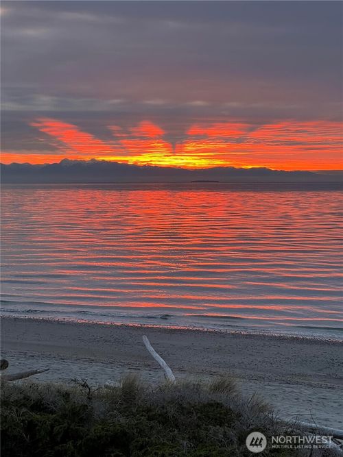 4689 Surfcrest Dr, Oak Harbor, WA, 98277-7954 | Card Image