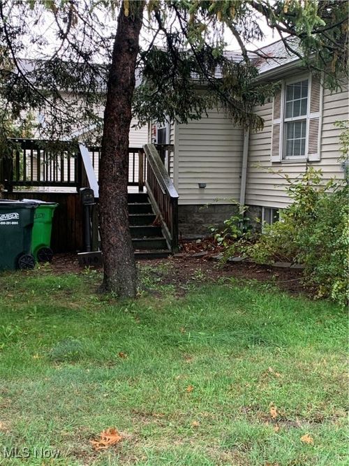 390 E Paige Ave, Barberton, OH, 44203-3024 | Card Image