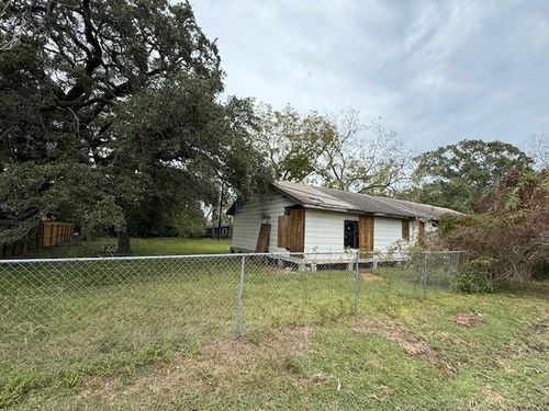 1005 N Jones St, Baytown, TX, 77520-4622 | Card Image