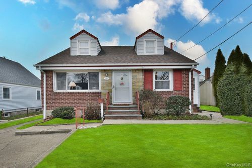 135 Barwick Blvd, Mineola, NY, 11501-3332 | Card Image