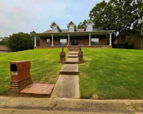 19 Crystal Mountain Dr, Maumelle, AR, 72113-6548 | Card Image