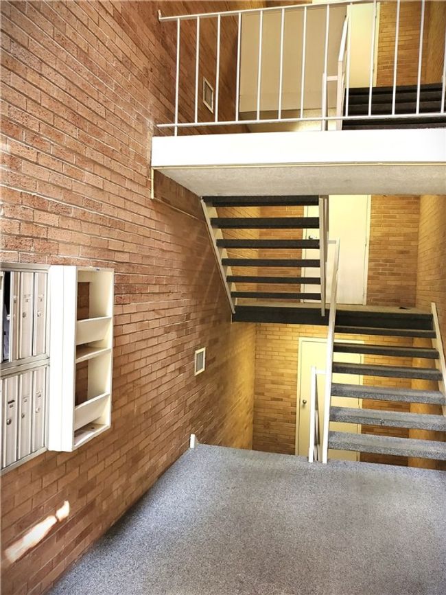 912 Forest Green Dr, Condo with 2 bedrooms, 2 bathrooms and 1 parking in Coraopolis PA | Image 4