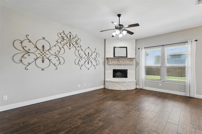 Living area overlooking back yard | Image 11