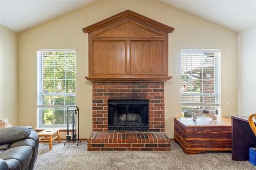 1812 Foxfire Rd, Edmond, OK, 73003-6202 | Card Image