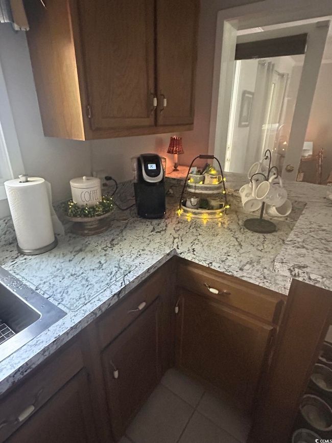 Kitchen with a peninsula | Image 9