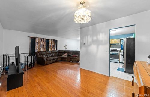 97 Arlington Ave, Valley Stream, NY, 11580-3526 | Card Image