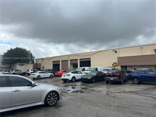 7286 Nw 70th St, Miami, FL, 33166-2902 | Card Image
