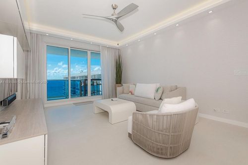 ph20-2301 Collins Ave, Miami Beach, FL, 33139-1639 | Card Image