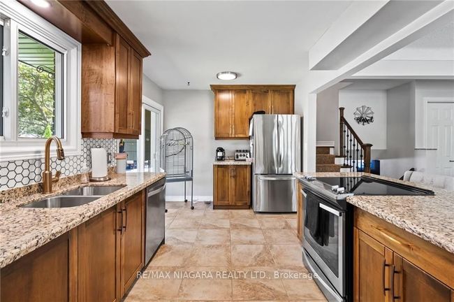 7067 Dirdene St, House other with 3 bedrooms, 2 bathrooms and 2 parking in Niagara Falls ON | Image 8