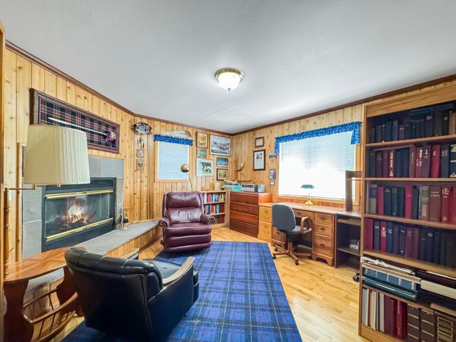 Den | Image 30