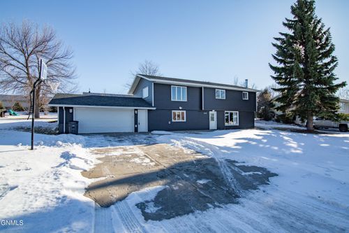 1033 Heritage Drive, Washburn, ND, 58577 | Card Image