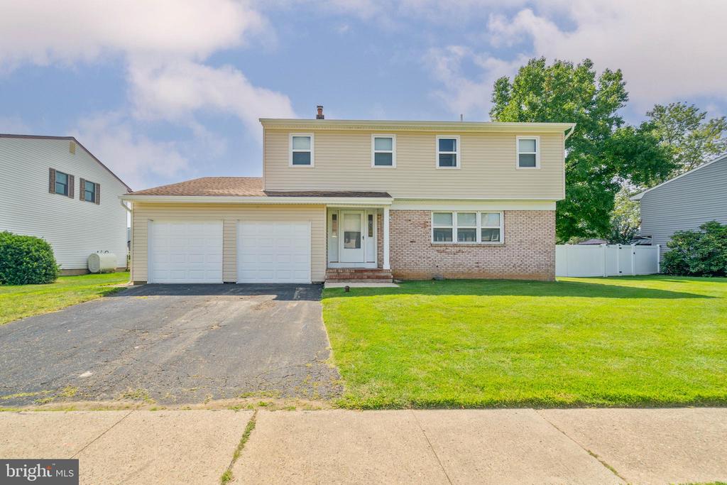 Taylor Dr, Levittown, PA 19054