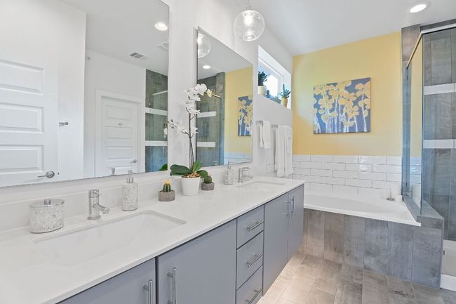 Double vanity primary bath | Image 16