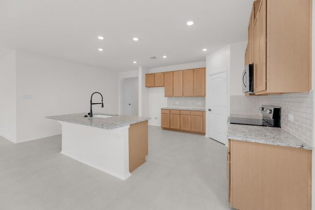 15009 Kiger Mustang Dr, House other with 4 bedrooms, 2 bathrooms and 2 parking in Manor TX | Image 12