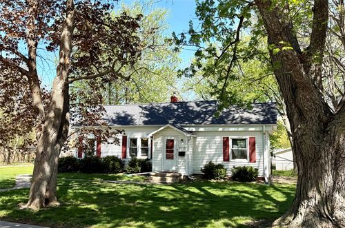 319 S 7th Ave, Winterset, IA, 50273-2220 | Card Image