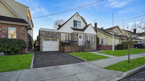 100 Elizabeth St, Floral Park, NY, 11001-2129 | Card Image