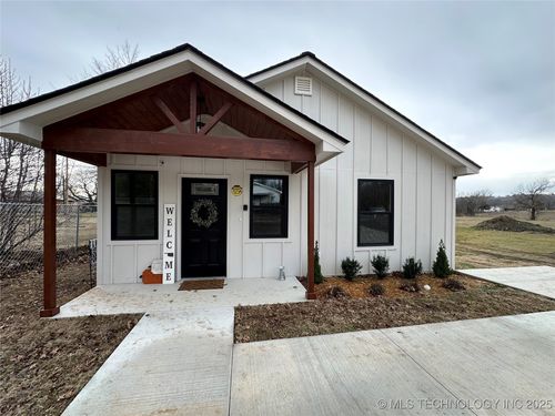 413 E Tutt St, Henryetta, OK, 74437-7892 | Card Image