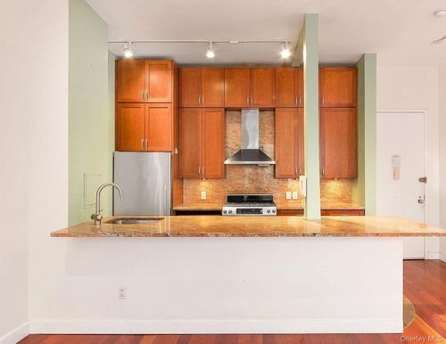 0-250 S End Ave, New York, NY, 10280-1074 | Card Image