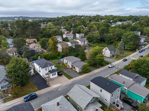 17 Chadwick St, Dartmouth, NS, B2Y2M2 | Card Image