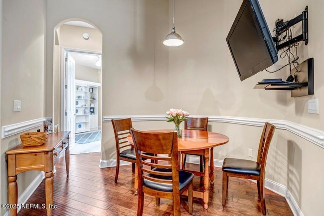 Casual eat-in kitchen table space | Image 13