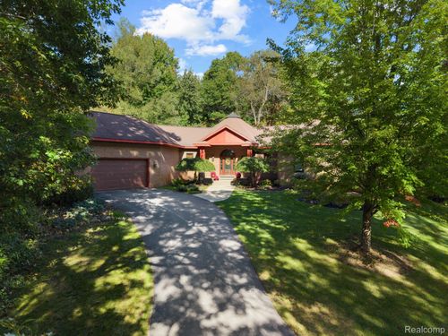 328 Kingslyn Farms Ct Court, Brandon Charter Township, MI, 48371 | Card Image