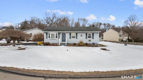 40 Iannotti Ln, Derby, CT, 06418-2215 | Card Image