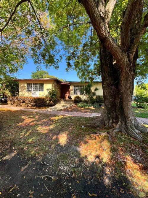 4582 Royal Palm Ave, Miami Beach, FL, 33140-3042 | Card Image