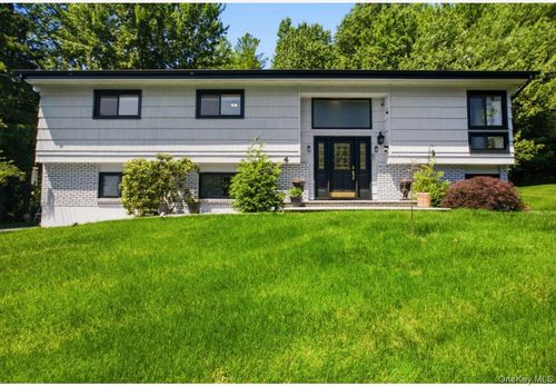 4 Medford Pl, Nanuet, NY, 10954-1028 | Card Image