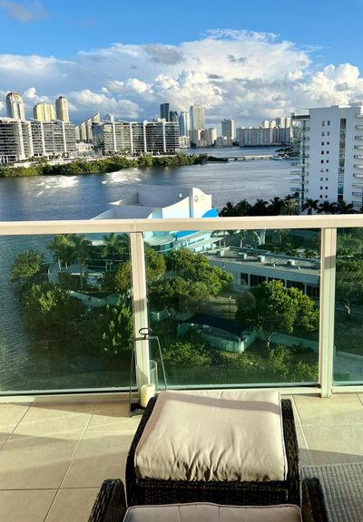 1217 - 3330 Ne 190th Street, Condo with 2 bedrooms, 2 bathrooms and null parking in Aventura FL | Image 3