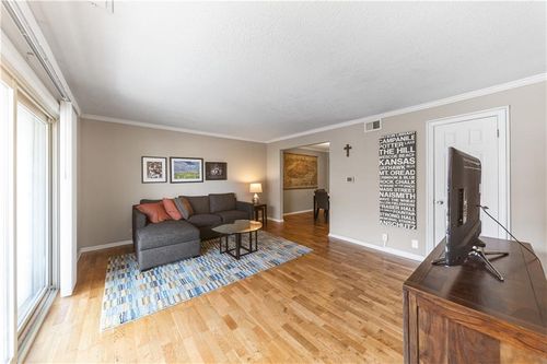 3-4616 Holly St, Kansas City, MO, 64112-1256 | Card Image